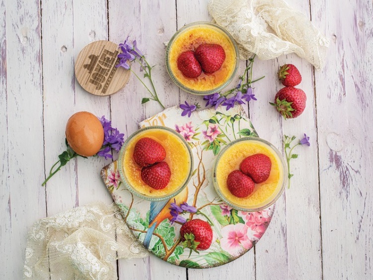 Idealny deser na lato - crème brûlée z truskawkami